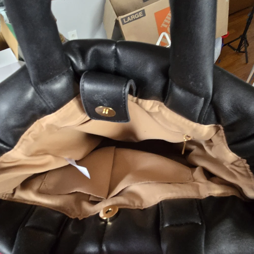 Chic Black Padded Crossbody Bag - Picture 6 of 8